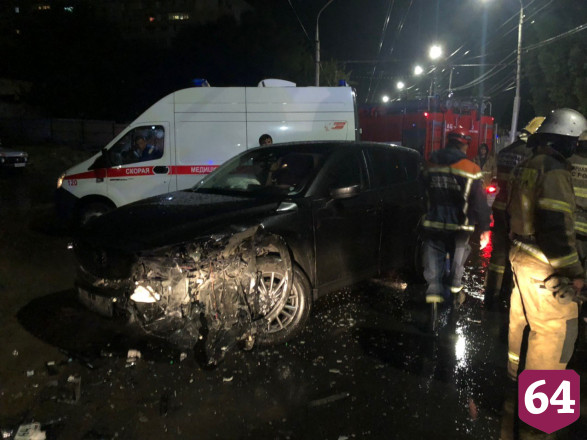 В Саратове девушку увезли в больницу после ДТП с «Маздой»