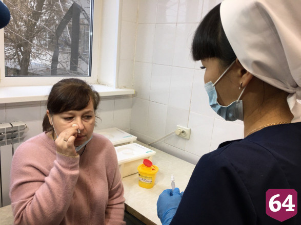 Саратовцев начали прививать от коронавируса назальной вакциной 