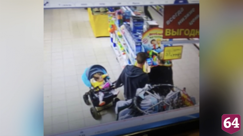 Кража телефона со стеллажа в детском отделе попала на камеры
