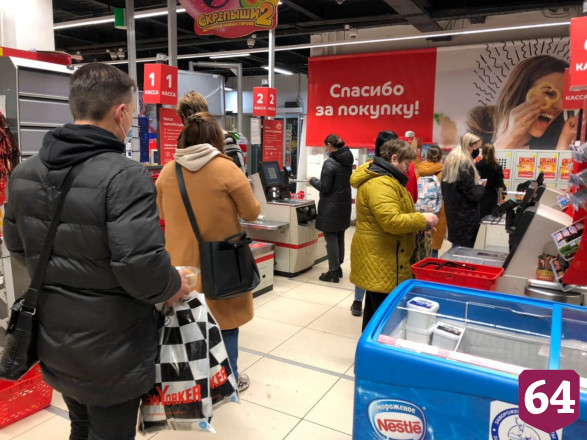 Жители Саратова стали ходить за продуктами в масках