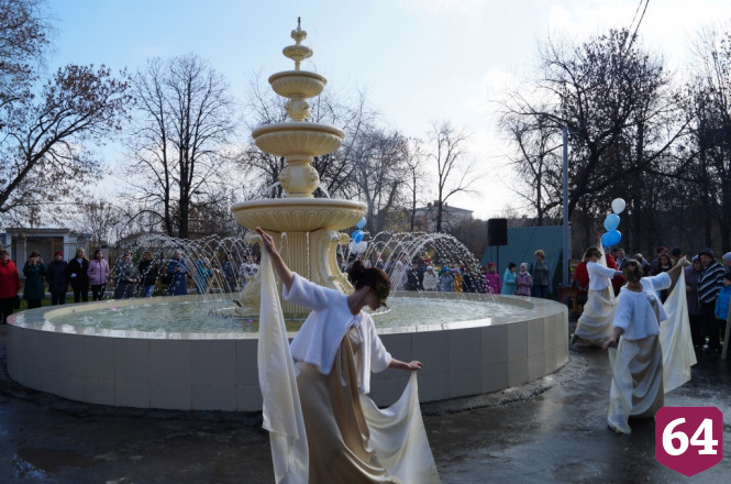 В саратовском райцентре появился фонтан с уникальной подсветкой