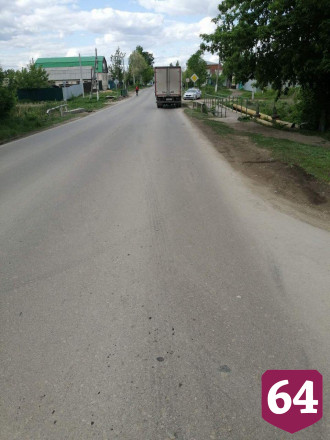 Подросток на велосипеде попал под колеса грузовика