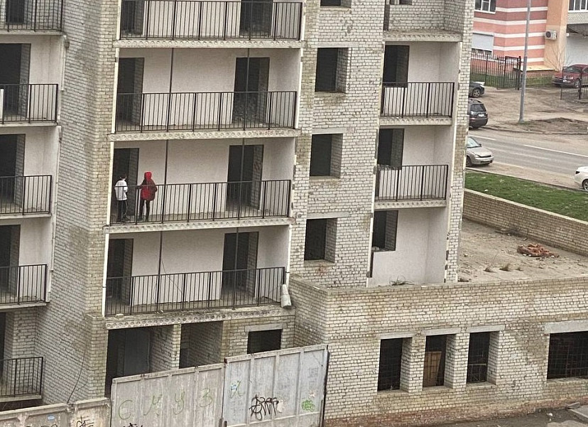 Жители Саратова заметили подростков на опасном долгострое