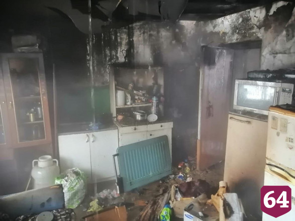 Пожарные тушили под Саратовом дом на две семьи