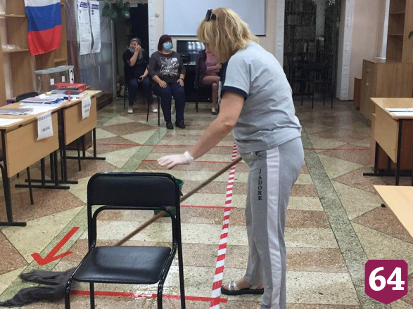 Саратовцы изучают текст поправок в Конституцию вместо мемов в соцсетях
