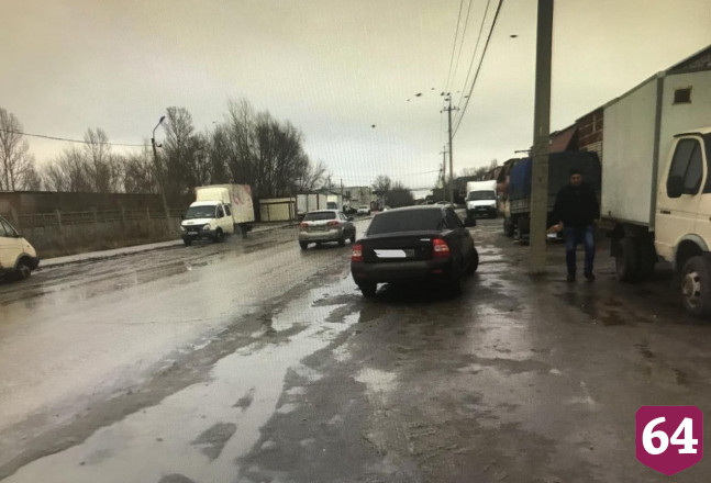 Пешехода сбили на территории торговой базы под Саратовом