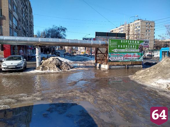 Чиновники пообещали осушить «реки» на тротуарах Энгельса 