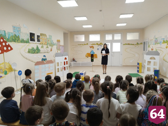 Саратовских дошколят учат безопасной езде на самокатах