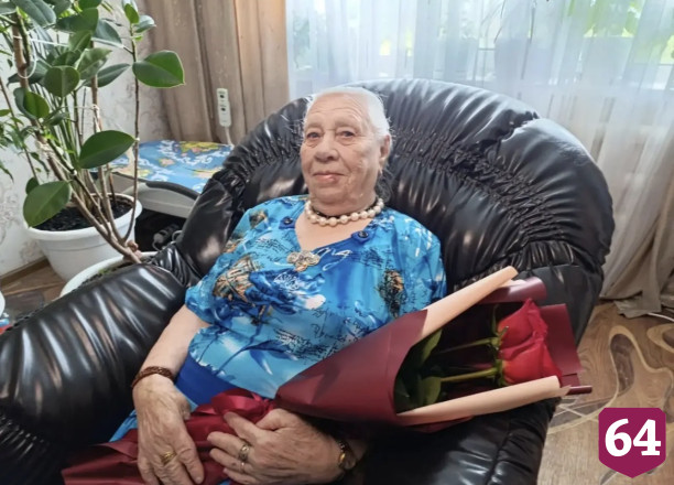 Саратовскую доярку в 95 лет радуют внук и четверо правнуков