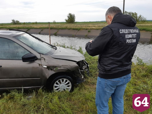 Возбуждено дело о гибели матери с детьми в канале под Саратовом