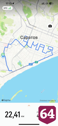 Семья на велосипедах нарисовала на карте Саратова «9 мая»