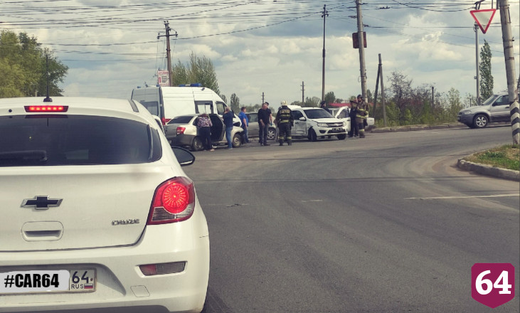 В столкновении двух легковушек под Саратовом ранена женщина