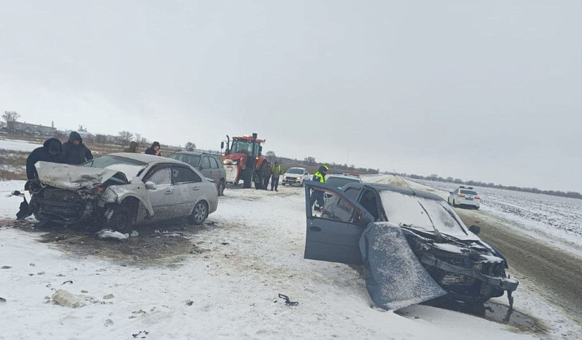 Четыре человека травмировались в аварии под Саратовом