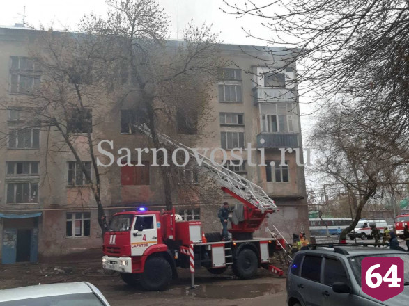 В Саратове полыхает расселенный дом