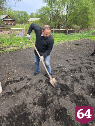 Чиновник из Саратовской области отметился на майские праздники посадкой картофеля 