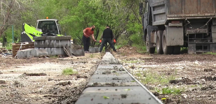 В Энгельсе у городского пляжа обустраивают парковку
