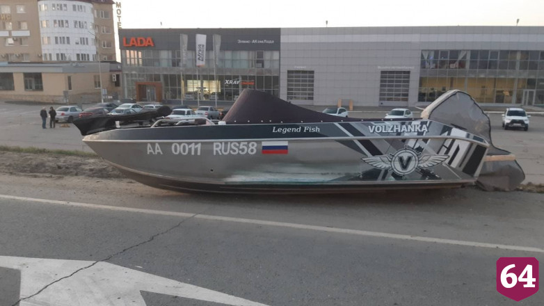 Девушки на внедорожнике врезались в катер на выезде из Саратова