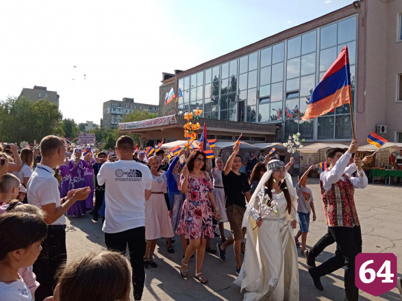 В Энгельсе провели парад национальностей 