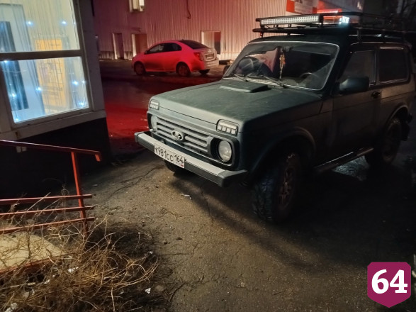 Жителей Энгельса возмутили автохамы на тротуаре