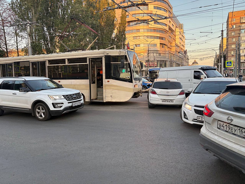 В центре Саратова из-за ДТП встали трамваи и троллейбусы