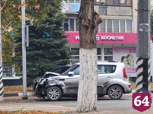 Иномарка врезалась в столб напротив магазина косметики
