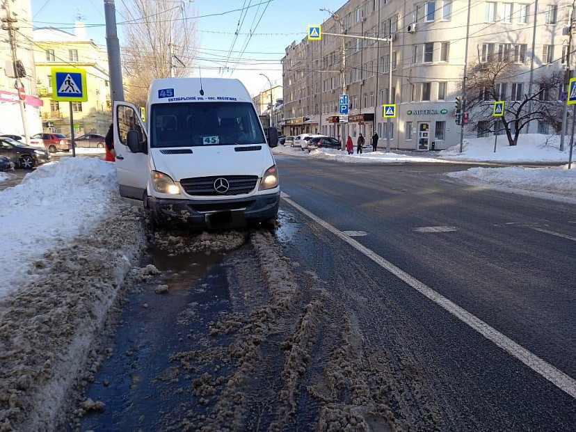 В центре Саратова водитель маршрутки сбил нарушителя ПДД