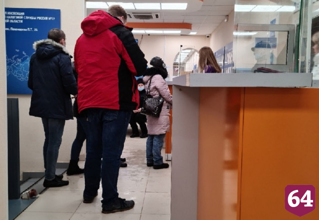 Жительница Саратова надела для визита в налоговую противогаз