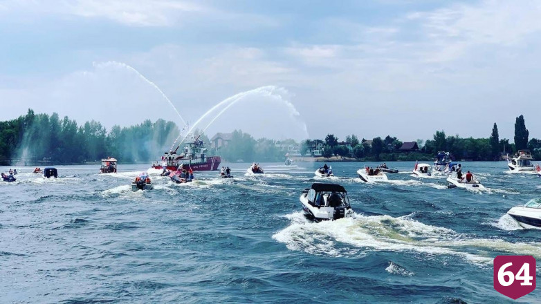 В День ВМФ на Волге под Саратовом прошел парад речных судов