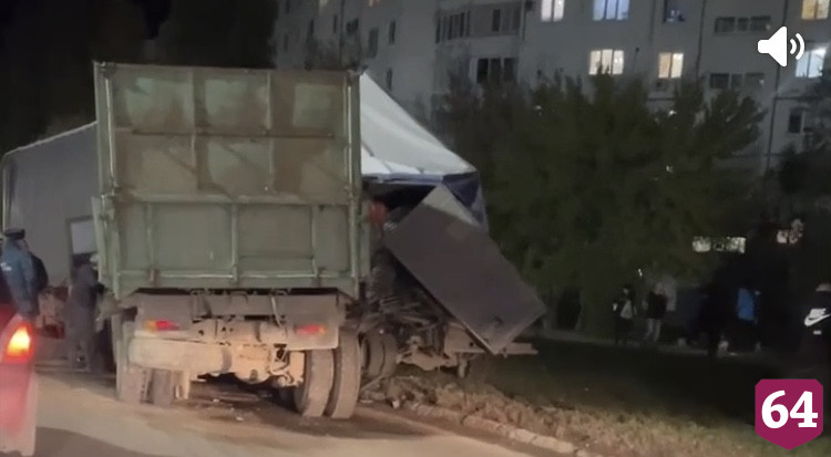 Под Саратовом пьяный водитель грузовика протаранил три машины