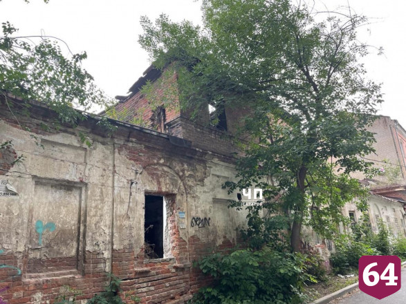 В Саратове стена дома может обрушиться на дорогу