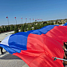 Саратовцы развернули 100-метровый триколор в Парке покорителей космоса