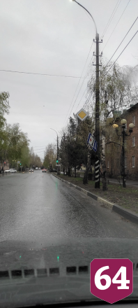 Под Саратовом ураганный ветер сломал дерево и опрокинул остановку