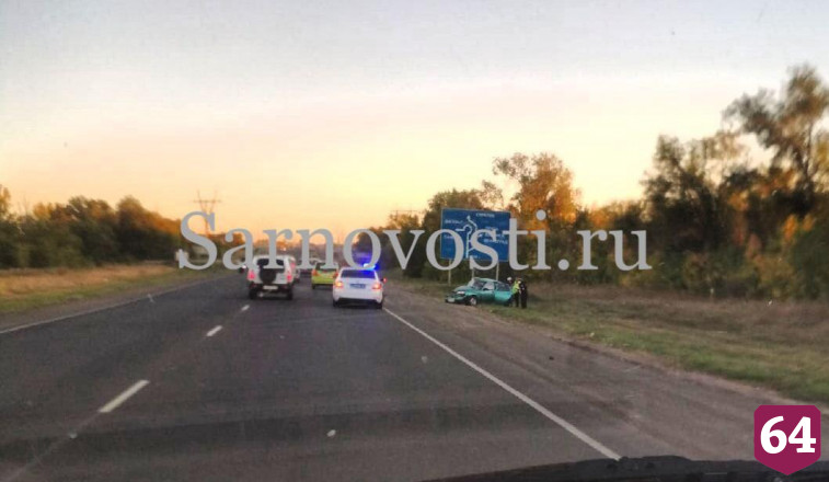 Под Саратовом водителя сбили во время оформления ДТП