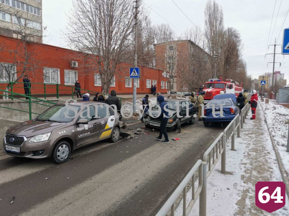 В массовой аварии с такси на Безымянной улице ранены 2 человека
