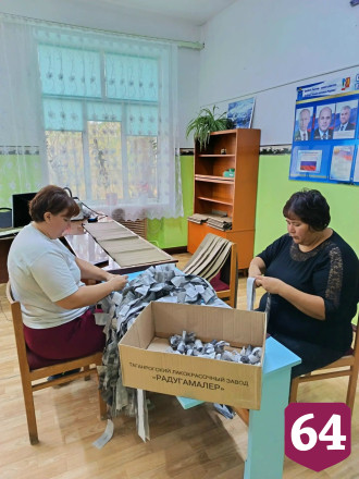 В саратовских селах плетут маскировочные сети для СВО