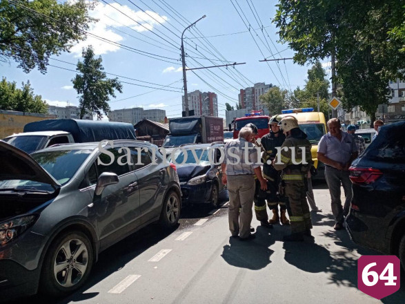 В центре Саратова пассажирка иномарки травмировалась в ДТП