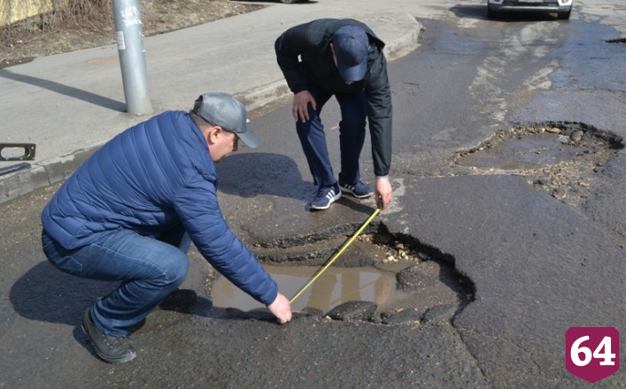 Полицейские измерили ямы на дорогах Саратова 