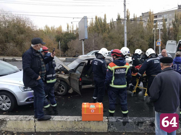 В аварии на саратовском мосту пострадали 2 человека