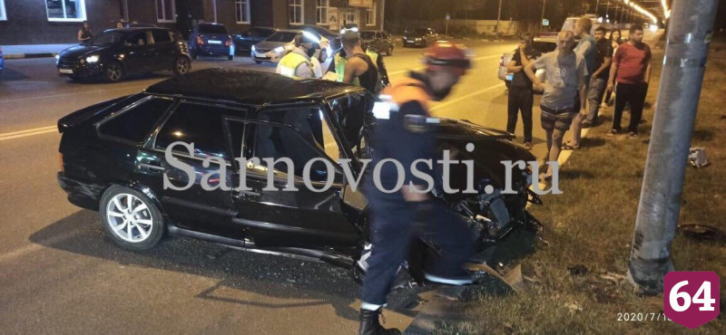 В Энгельсе «Ладу» отбросило в столб после ДТП