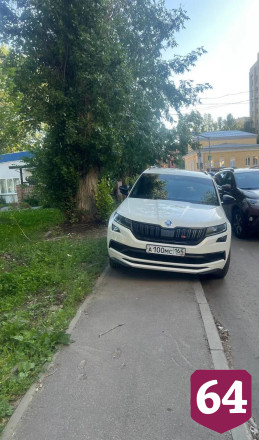 В Саратове автохамы оккупировали тротуар у сквера