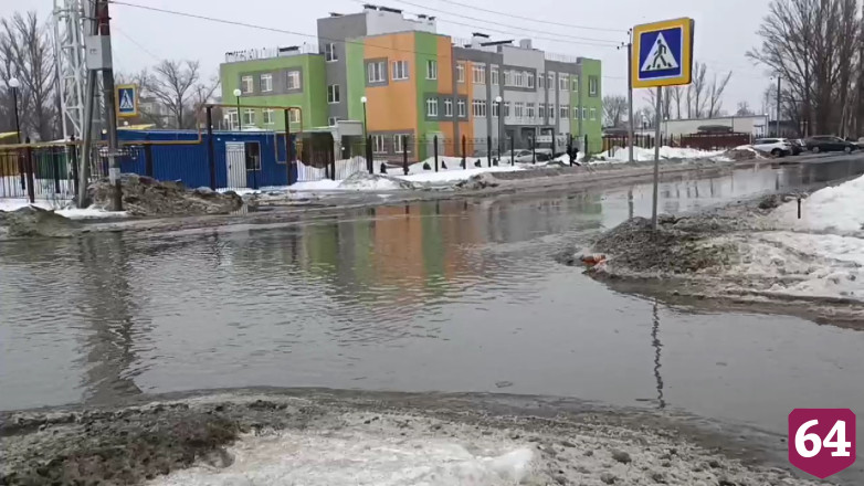 Затопленный перекресток у детского сада напомнил саратовцам Венецию