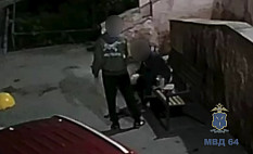 В Саратове рецидивисты украли у приезжей сумку с деньгами и попались