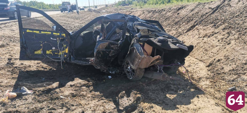 В Саратове «Приора» протаранила столб и слетела с дороги  