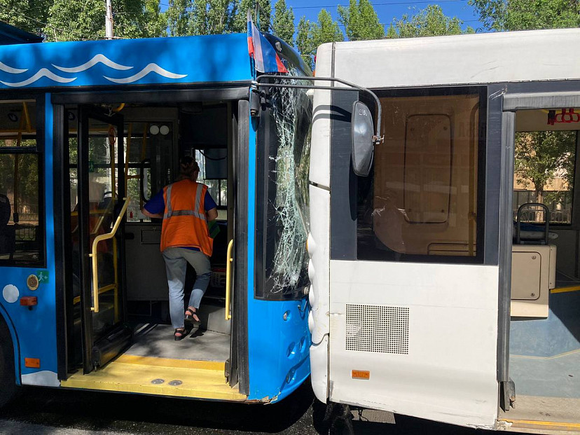 Два пассажира травмировались в ДТП с троллейбусом и автобусом