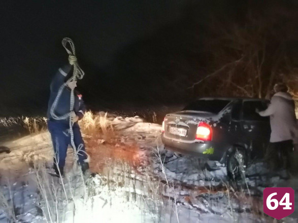 Автоледи на «Калине» застряла ночью в снежном поле 