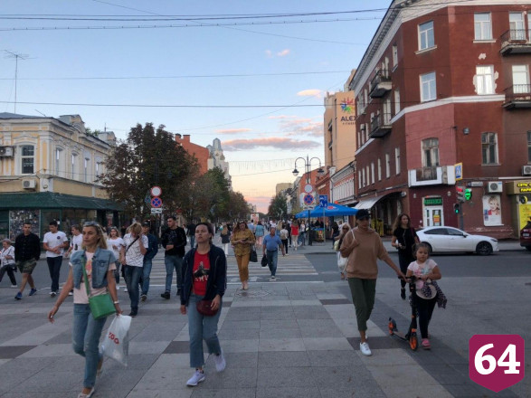 Жители Саратова без масок заполонили проспект Кирова
