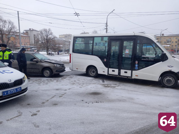 Две женщины пострадали в авариях с маршрутками в Саратове