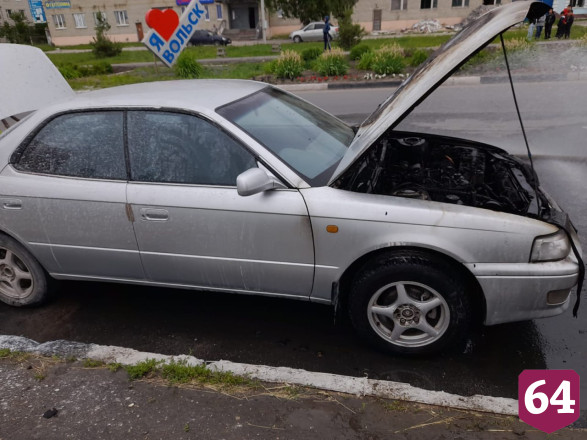 Под Саратовом пожарные ехали с вызова и потушили горящую иномарку