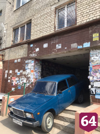 В Энгельсе автомобиль застрял на лестнице 