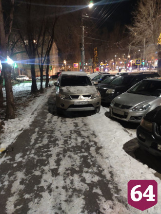 Жителей Саратова возмутил автохам на тротуаре